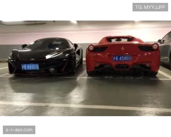 易建联站在豪车旁穿拖鞋，隔壁大叔既视感太带感